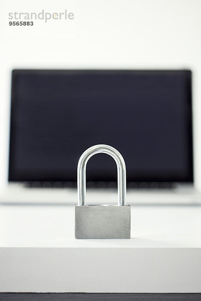 Vorhängeschloss vor dem Laptop für Internetsicherheit