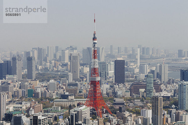 Tokyo Tower und Stadtbild gegen den klaren Himmel