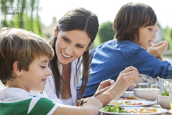 Familie genießt gesundes Essen im Freien