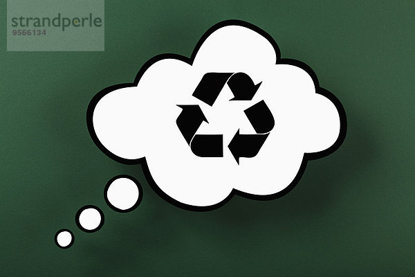 Recycling-Symbol in Gedankenblase vor grünem Hintergrund