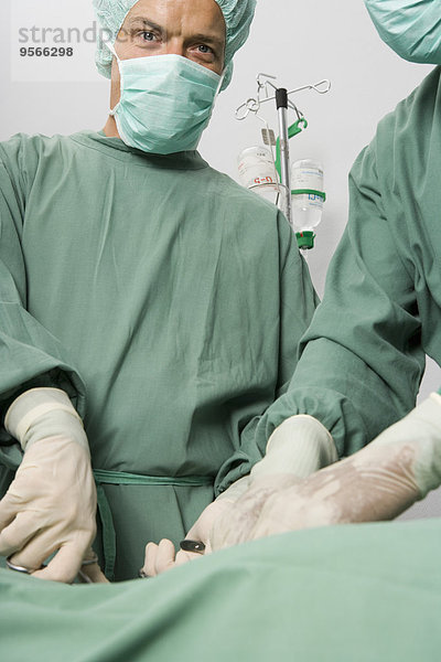 Chirurg im Operationssaal  Blick auf die Kamera