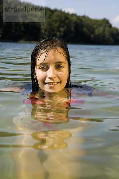 Nahaufnahme einer jungen Frau beim Schwimmen im See