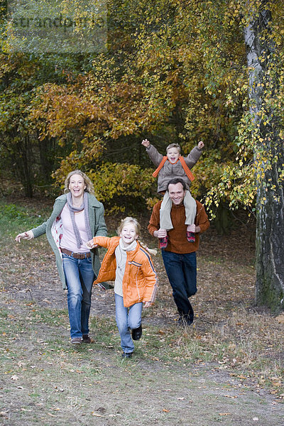 Familie im Herbst gemeinsam im Park