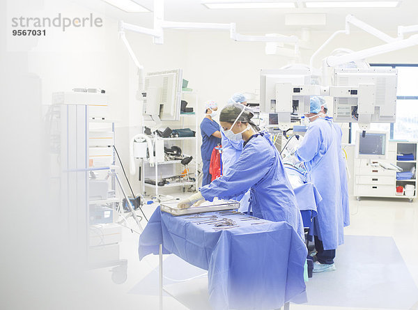 Team von Chirurgen  die im Operationssaal operieren