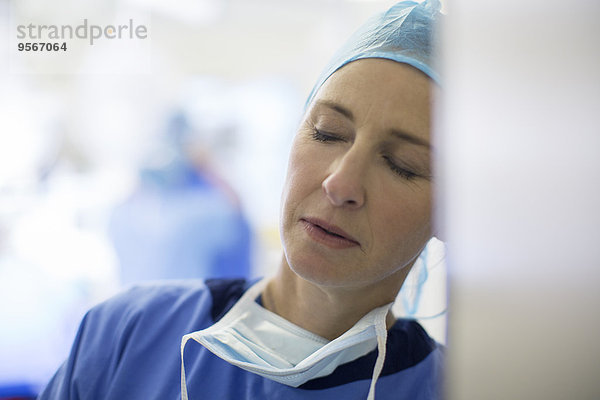 Chirurgin beim Einschlafen im Krankenhaus