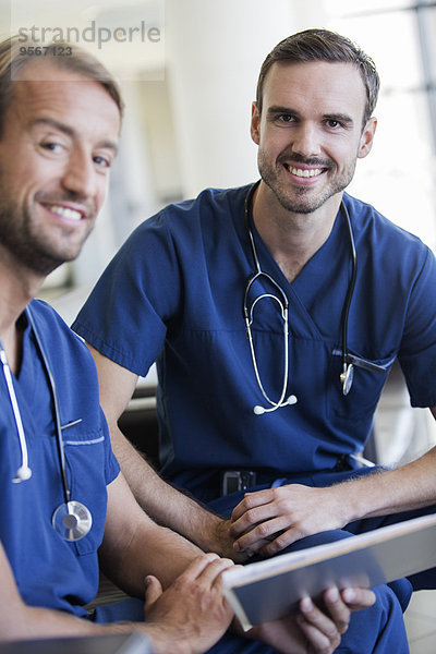 Portrait von zwei Ärzten mit Stethoskopen um den Hals im Krankenhaus