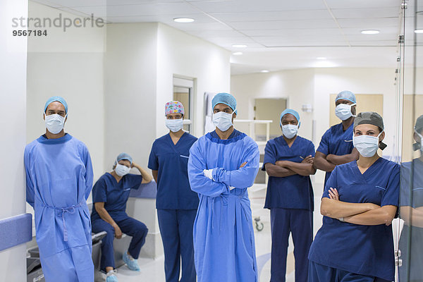 Team von Ärzten und Krankenschwestern im Krankenhausflur