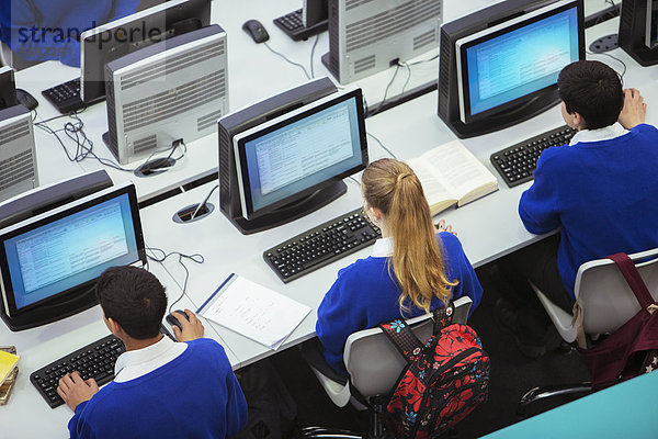 Erhöhter Blick auf die Schüler  die im Computerraum sitzen und lernen