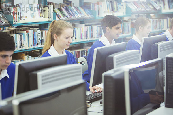 Studenten  die an Computern in der Bibliothek arbeiten