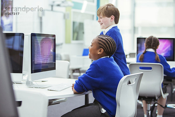 Grundschulkinder  die mit Computern arbeiten