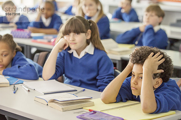 Grundschulkinder gelangweilt im Klassenzimmer