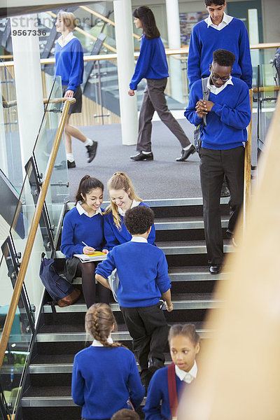 Schüler im Flur des Gymnasiums