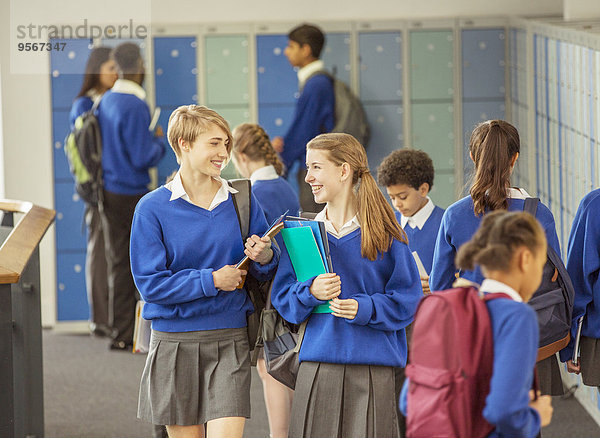 Schüler im Flur während der Pause in der High School