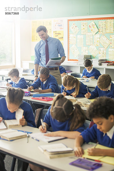 Grundschulkinder im Klassenzimmer während des Unterrichts