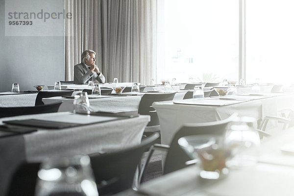 Erwachsener Geschäftsmann im Bürorestaurant mit gefesselten Händen