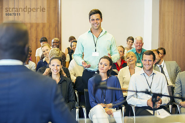 Geschäftsleute bei der Präsentation im Konferenzraum  lächelnd und diskutierend