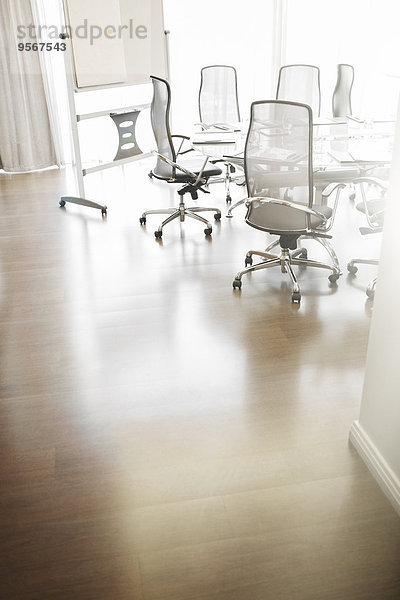 Leerer Konferenzraum mit Konferenztisch  Bürostühlen und Whiteboard