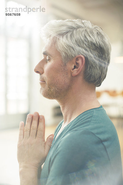 Nahaufnahme des älteren Mannes beim Meditieren