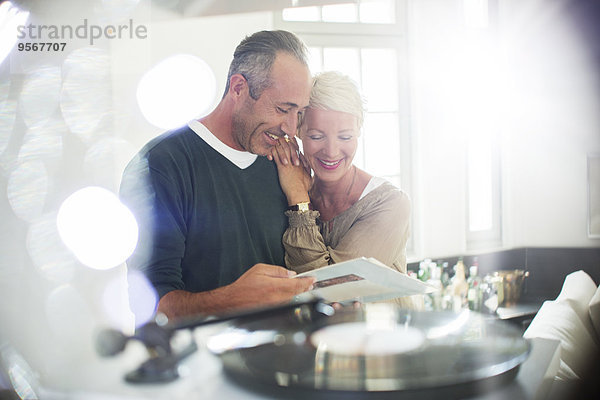 Älteres Ehepaar beim Hören von Schallplatten