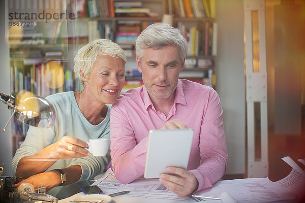 Geschäftsleute  die ein digitales Tablett im Home-Office verwenden