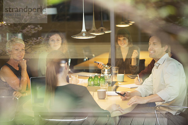 Geschäftsleute im Bürogespräch