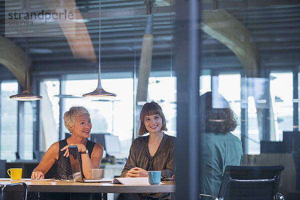 Geschäftsfrauen im Bürogespräch