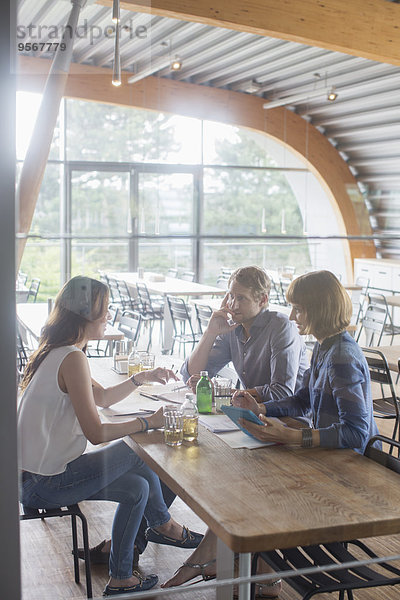 Geschäftsleute im Gespräch in der Cafeteria