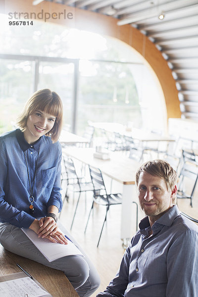 Geschäftsleute lächeln in der Cafeteria