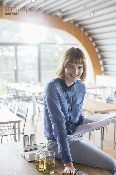 Geschäftsfrau lächelt in der Cafeteria