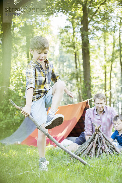 Knabbergebäck für Lagerfeuer mit Vater und Bruder