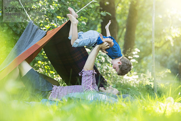 Vater und Sohn spielen in der Nähe des Campingzeltes