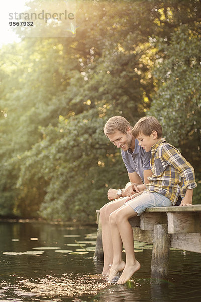 Vater und Sohn baumeln im See