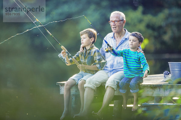 Großvater und Enkel fischen im See
