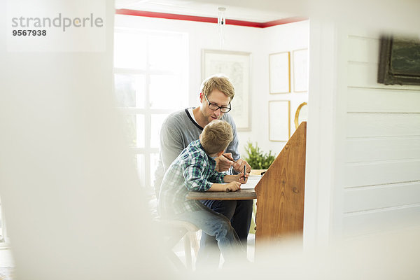 Vater und Sohn im Gespräch bei Tisch