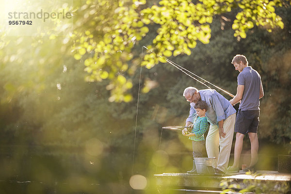 Junge  Vater und Großvater fischen im See