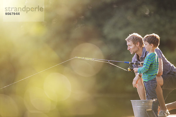 Vater und Sohn fischen im See