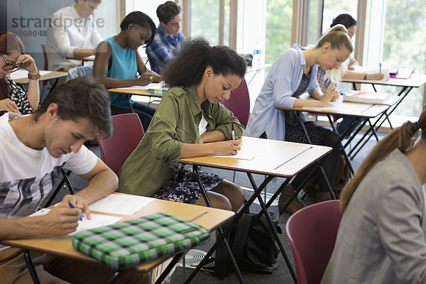 Universitätsstudenten  die die Prüfung im Klassenzimmer ablegen