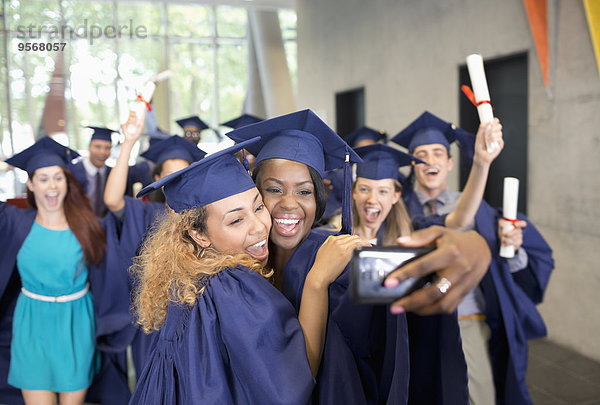 Studenten  die sich nach der Abschlussfeier selbstständig machen.