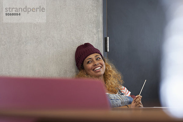 Lächelnder Student entspannt in der Pause im Klassenzimmer