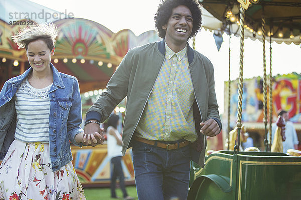 Junges multirassisches Paar mit Spaß im Vergnügungspark
