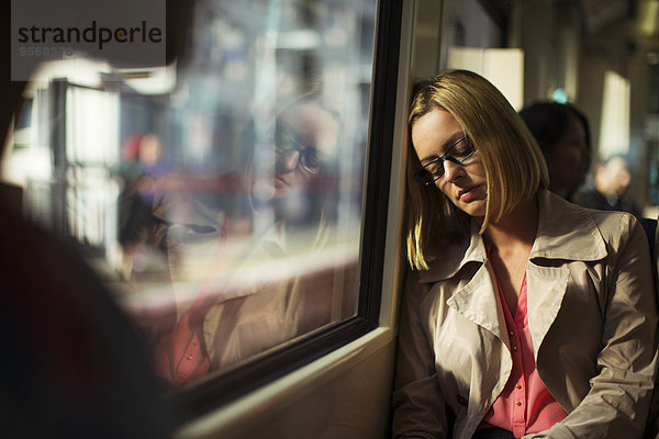 Geschäftsfrau schläft im Zug