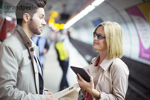 Geschäftsleute sprechen in der U-Bahn-Station