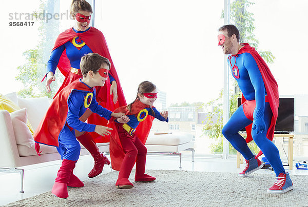 Superheldenfamilie jagt sich im Wohnzimmer hinterher