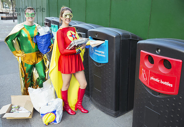 Superheldenpaar Recycling auf dem Bürgersteig der Stadt