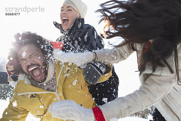 Freunde genießen Schneeballschlacht