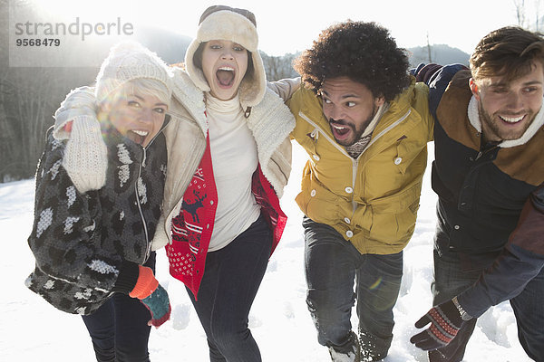 Freunde spielen im Schnee