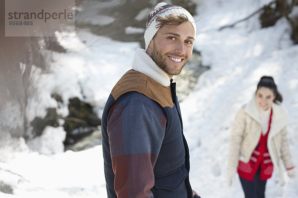 Porträt eines lächelnden Paares im Schnee