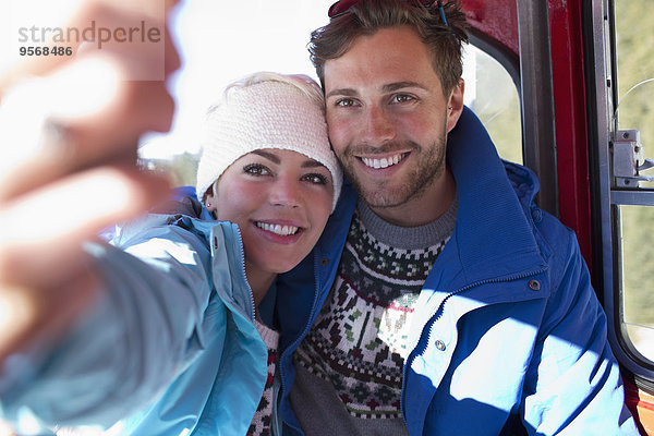 Paar sprechender Selfie im Skilift