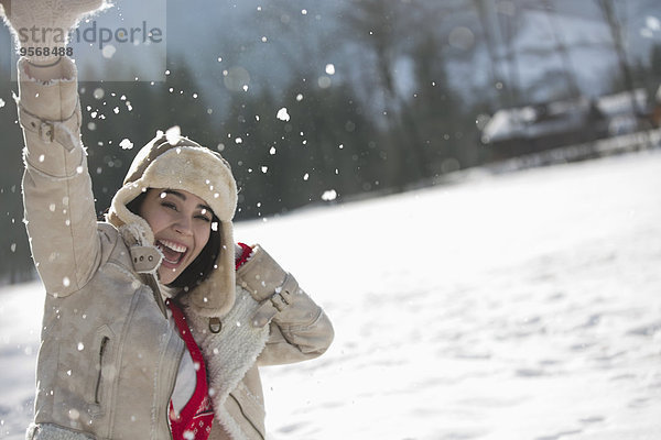 Porträt der überschwänglichen Frau im Schnee