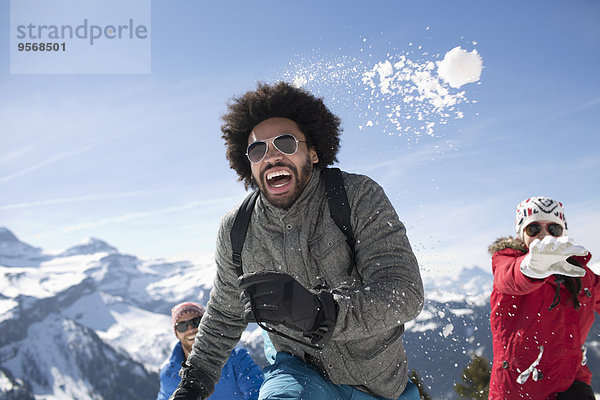 Freunde genießen Schneeballschlacht